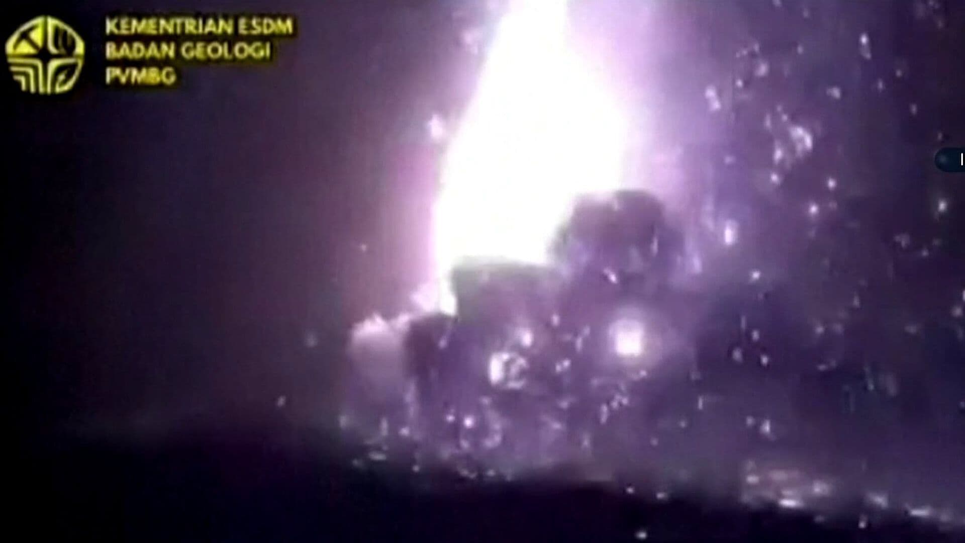Erupción del Anak Krakatau Obliga a Suspender Operaciones en Siete Aeropuertos de Indonesia
