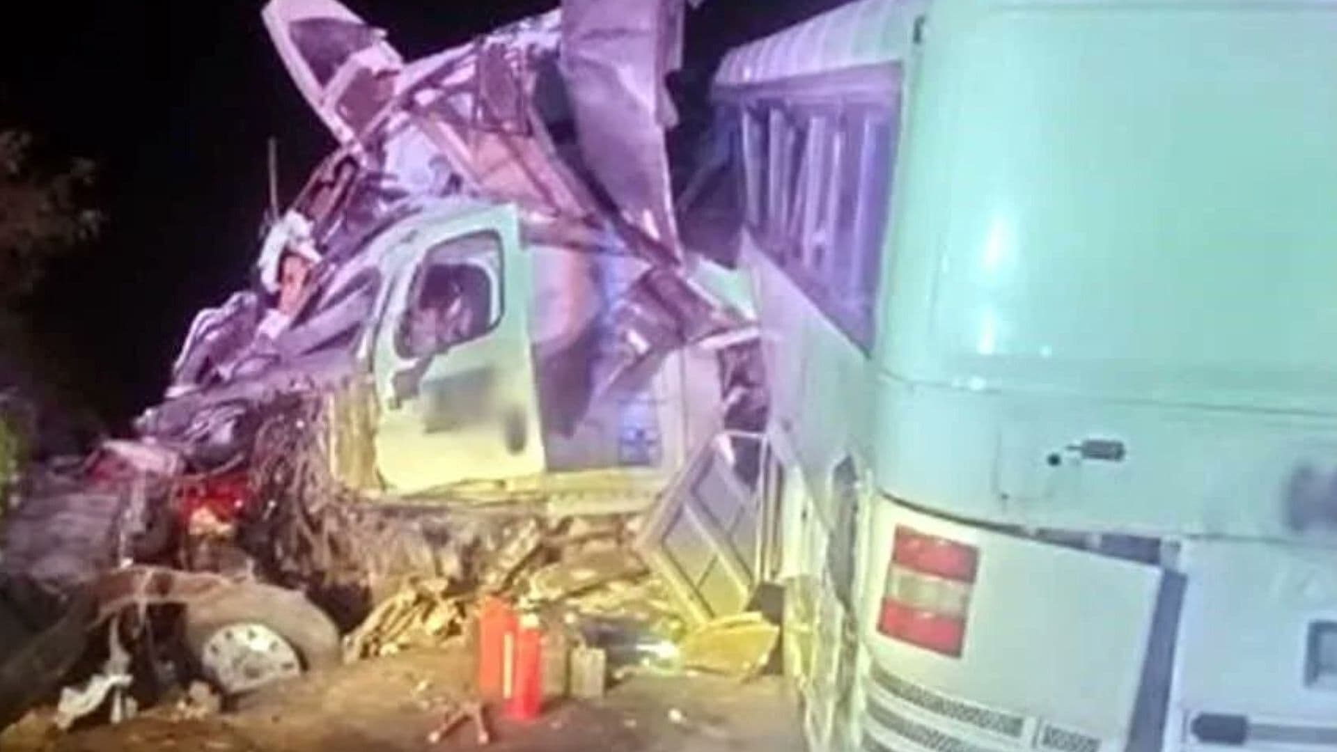 Choque entre Autobús y Tráiler Deja Cuatro Muertos y 20 Heridos en Nayarit