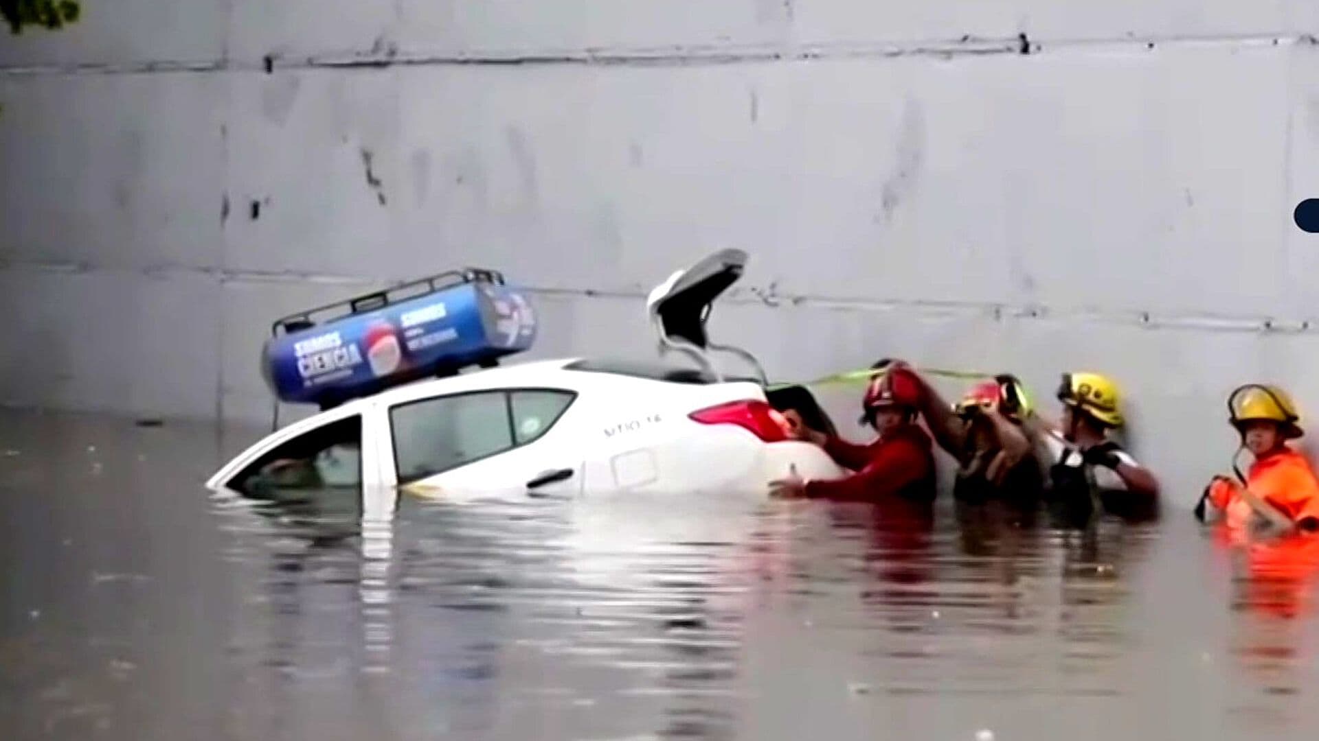 Tormenta Deja Inundaciones, Vehículos Varados y un Socavón en Zapopan, Jalisco