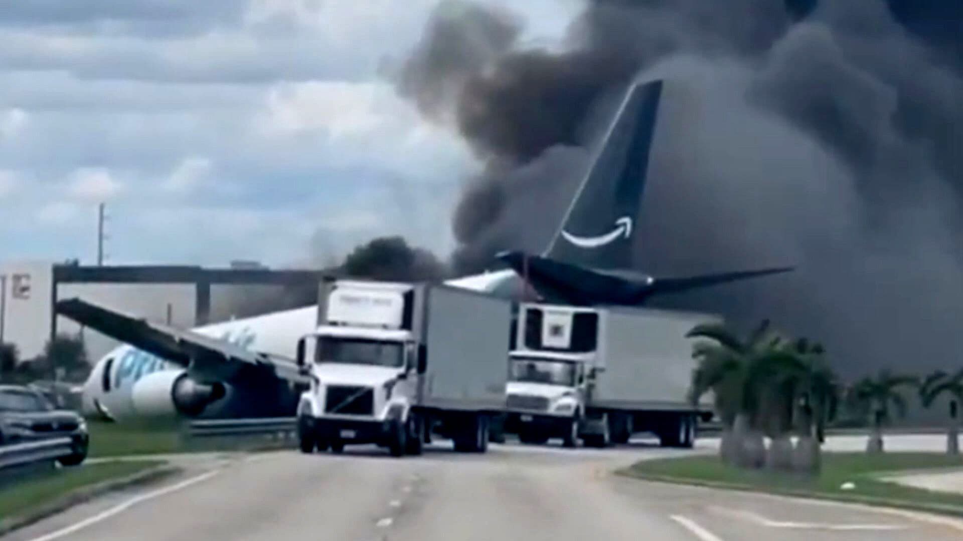 Avión se Incendia cerca del Aeropuerto Internacional de Miami, Florida