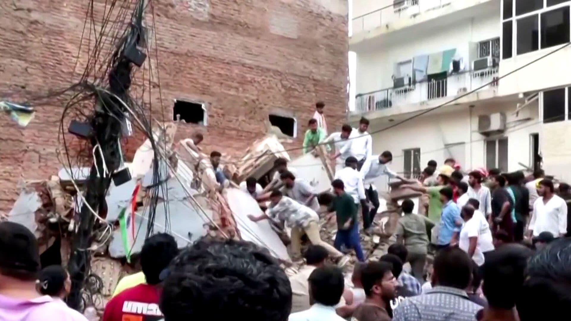 Edificio Colapsa y Deja Tres Muertos y Cerca de 40 Atrapados en Nueva Delhi, India