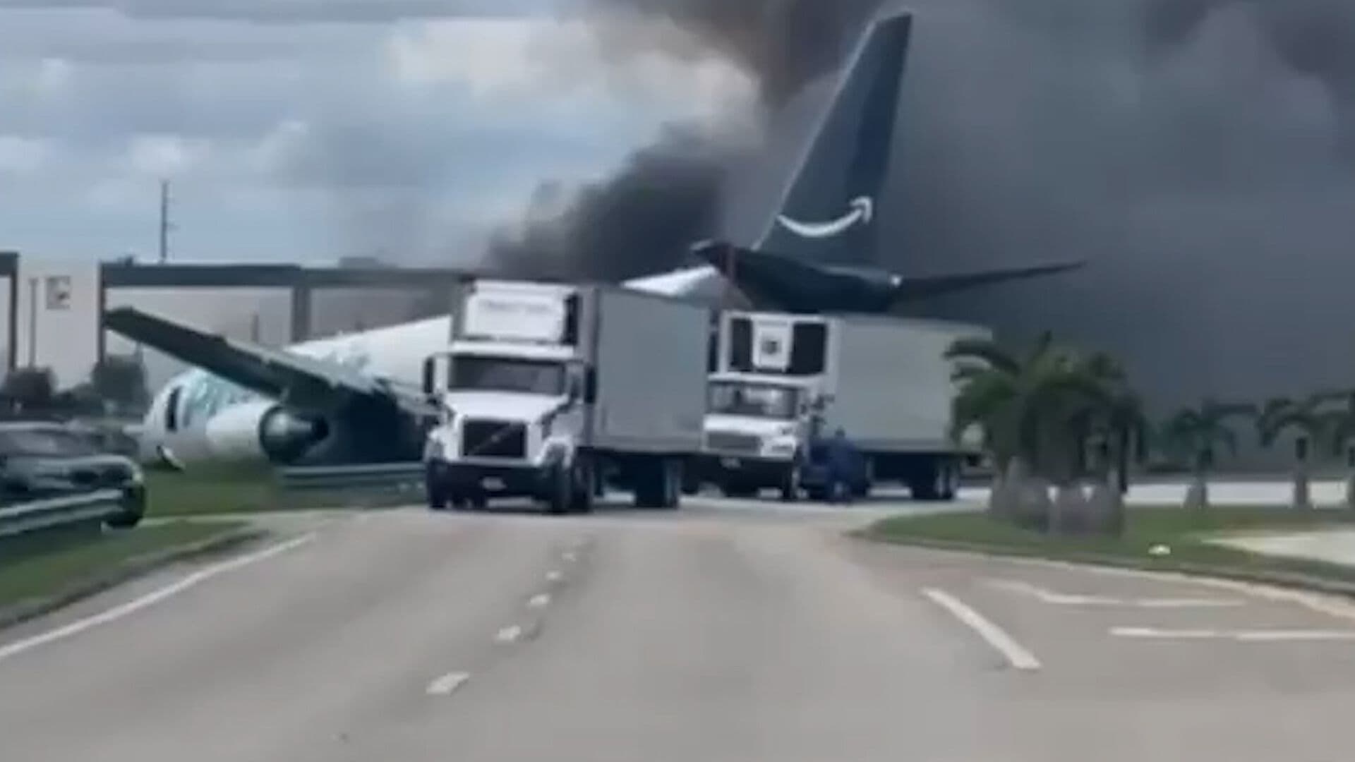 Avión de Carga Sale de Pista y Choca Contra Autos