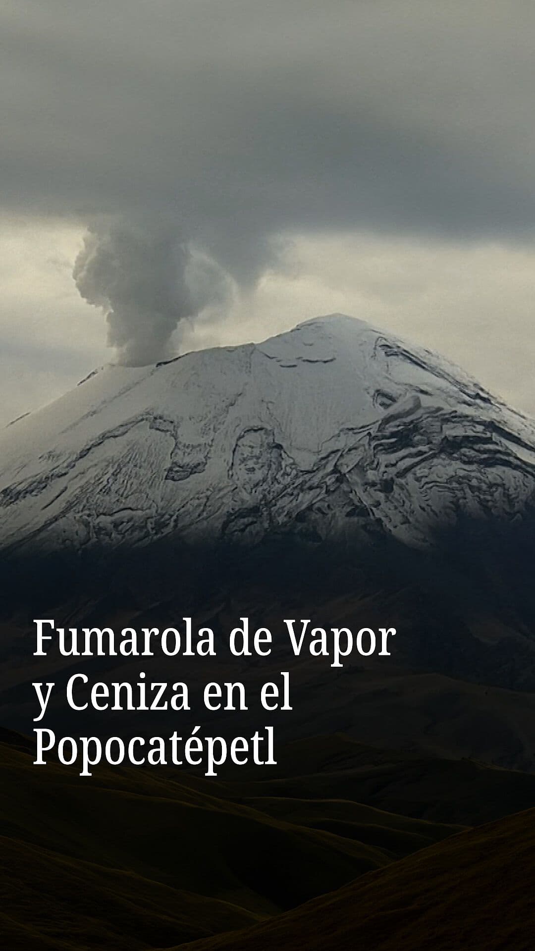 Fumarola de Vapor y Ceniza en el Popocatépetl