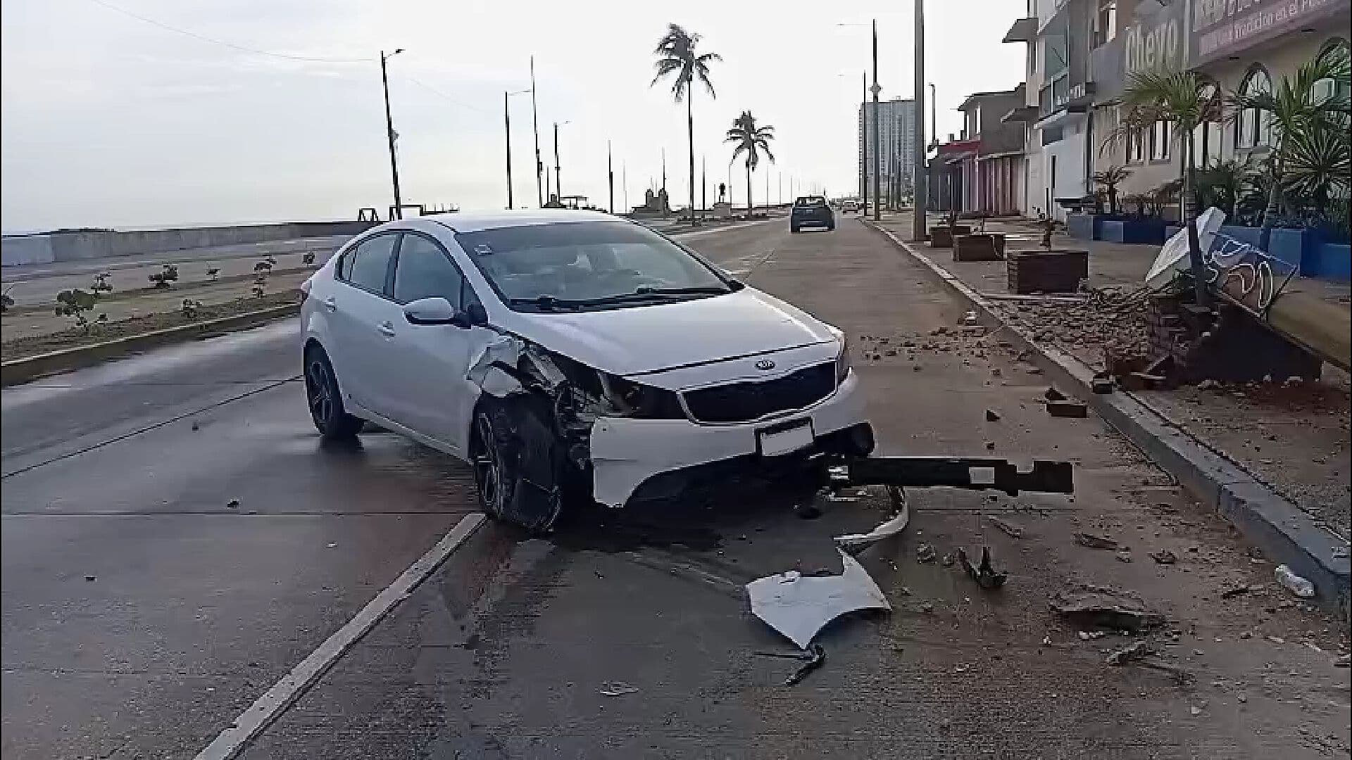 Conductor Choca y Abandona su Vehículo Sobre Malecón de Coatzacoalcos Veracruz