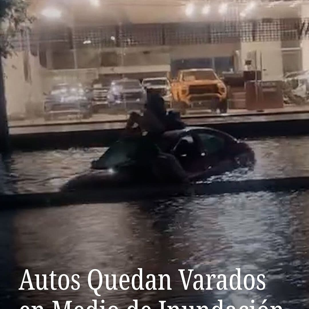 Autos Quedan Varados en Medio de Inundación