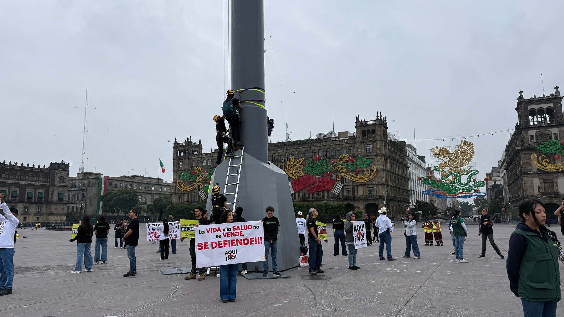Activistas Escalan el Asta Bandera del Zócalo de la CDMX