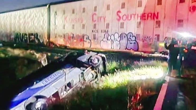 Tren Embiste a Camión de Pasajeros que Intentó Ganarle el Pasó en El  Marqués, Querétaro