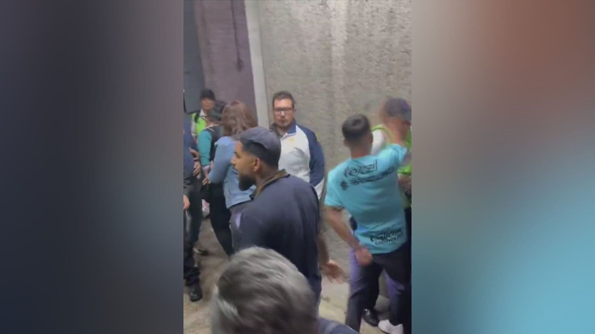 Aficionado le Pega a Vendedor en el Estadio Olímpico, Durante el Pumas vs América Femenil