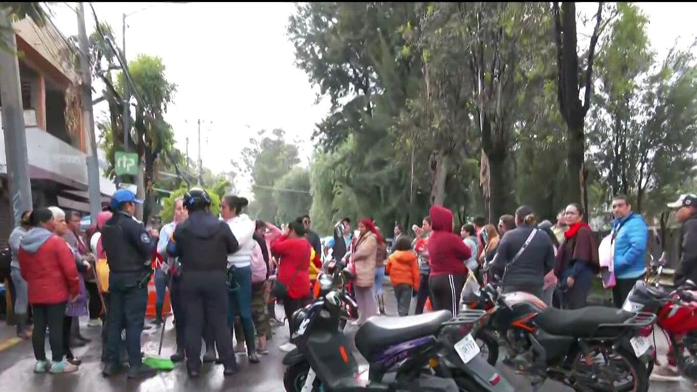 Padres de Familia Protestan por Cierre de Escuela en Xochimilco, CDMX