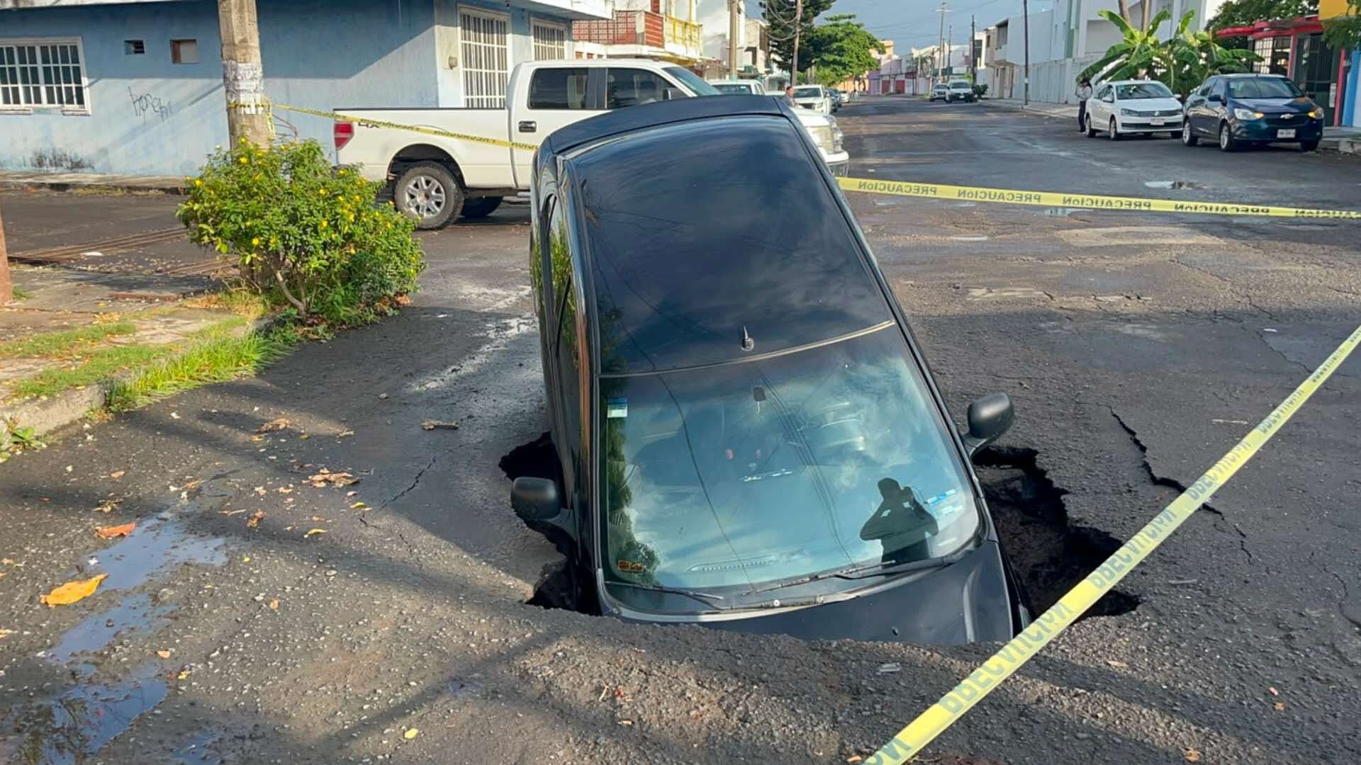 Se Hunde Calle y Vehículo Termina al Fondo de un Socavón en Veracruz