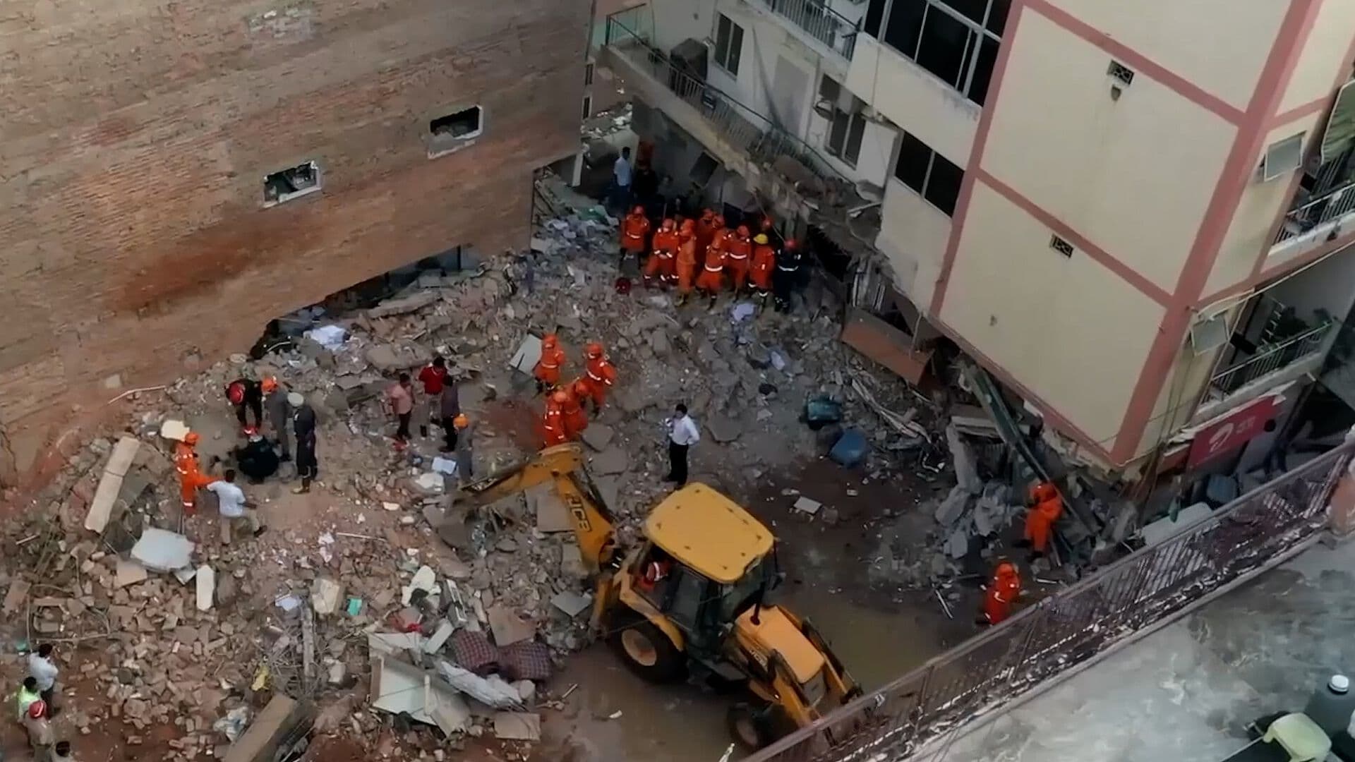 Siguen Intentos de Rescate de Edificio que Colapsó en Nueva Delhi