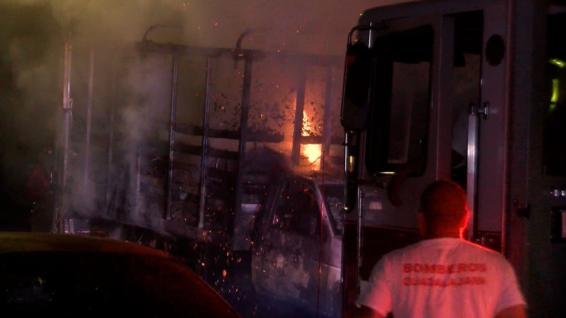 Camioneta Llena de Muebles Termina en Cenizas por Incendio en Guadalajara