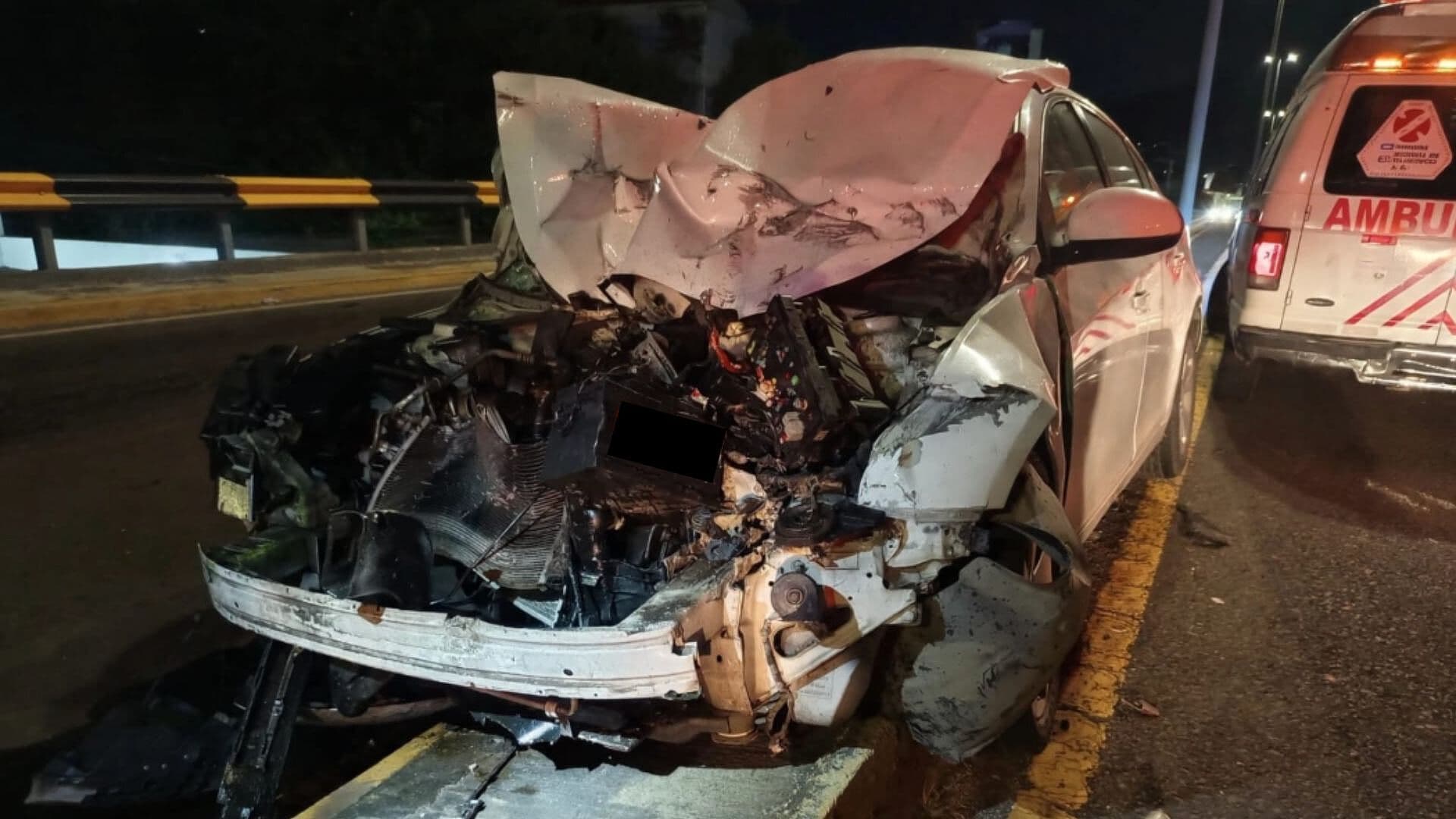 Abandonan Vehículo tras Chocar Contra Camellón del Puente Macuiltépetl en Xalapa