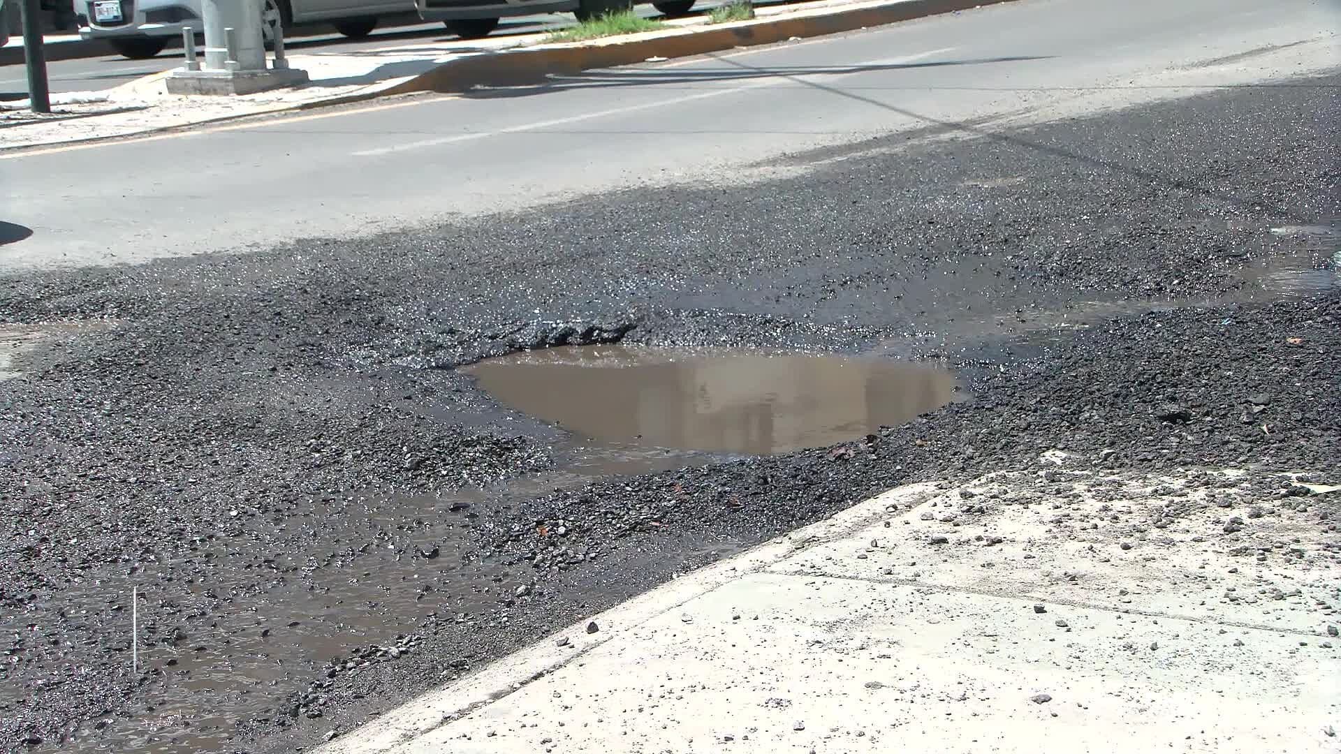 Enorme Bache en Corregidora Norte Representa Riesgo para Autos y Peatones