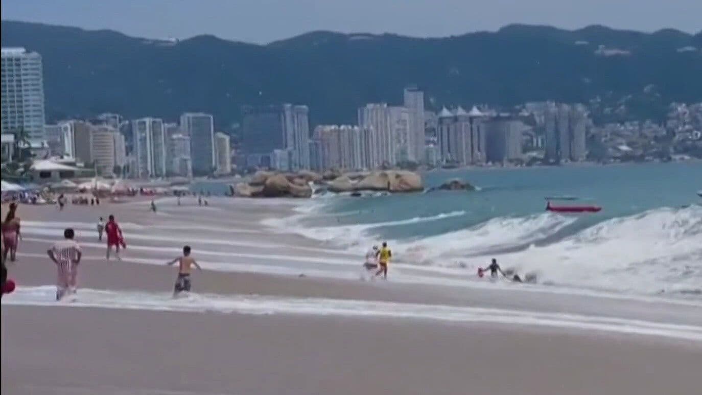 Video: Momento en que Vacacionista Es Arrastrada Mar Adentro por una Ola en Acapulco