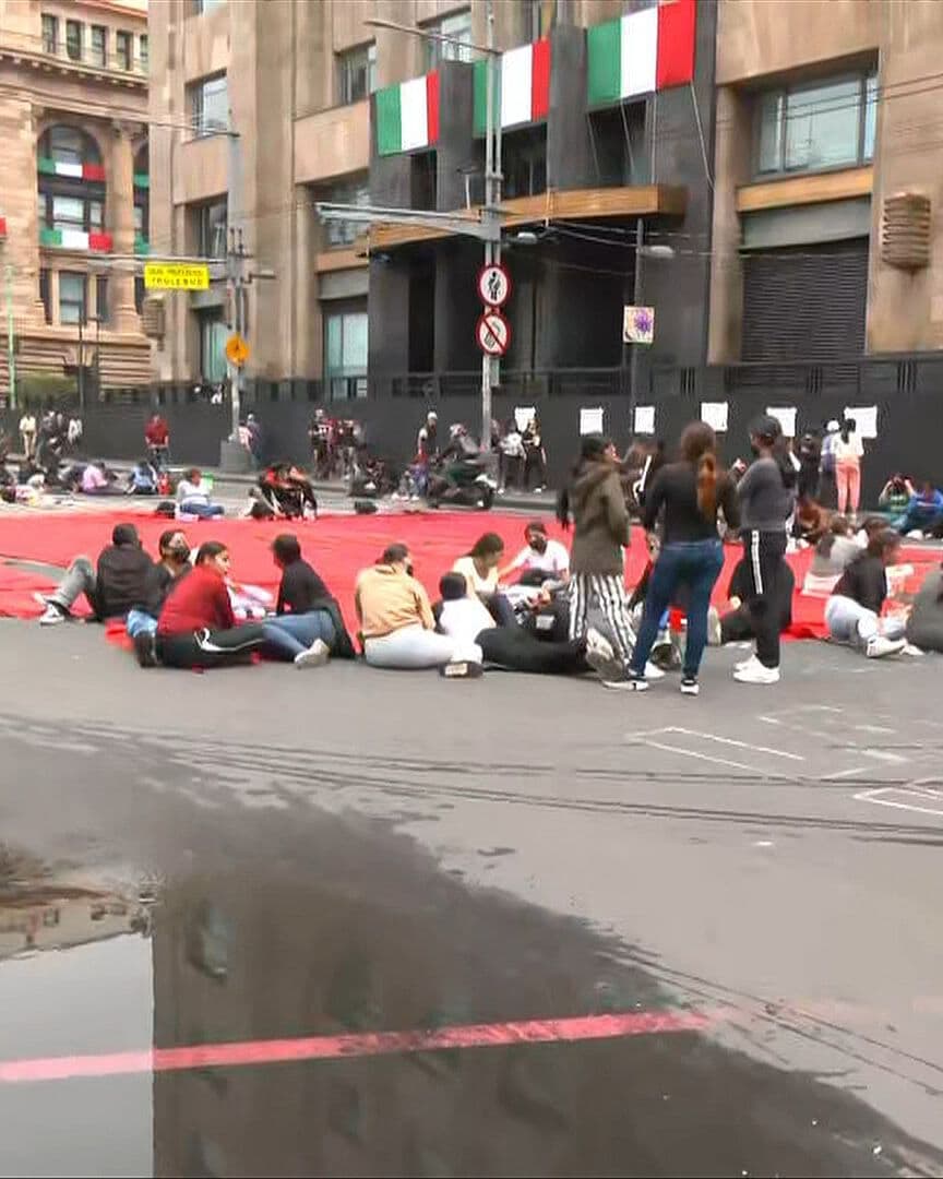 Suman Cinco Días de Bloqueo de Normalistas en Eje Central y Av. Juárez