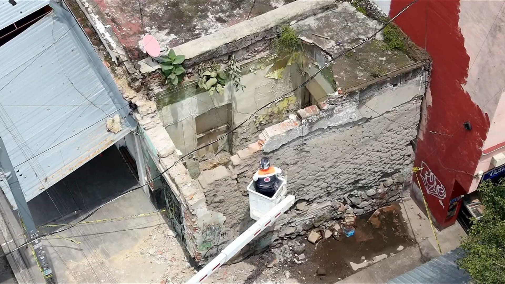 Desde el Aire: Así se Ve una Barda a Punto de Colapsar en la Colonia Morelos