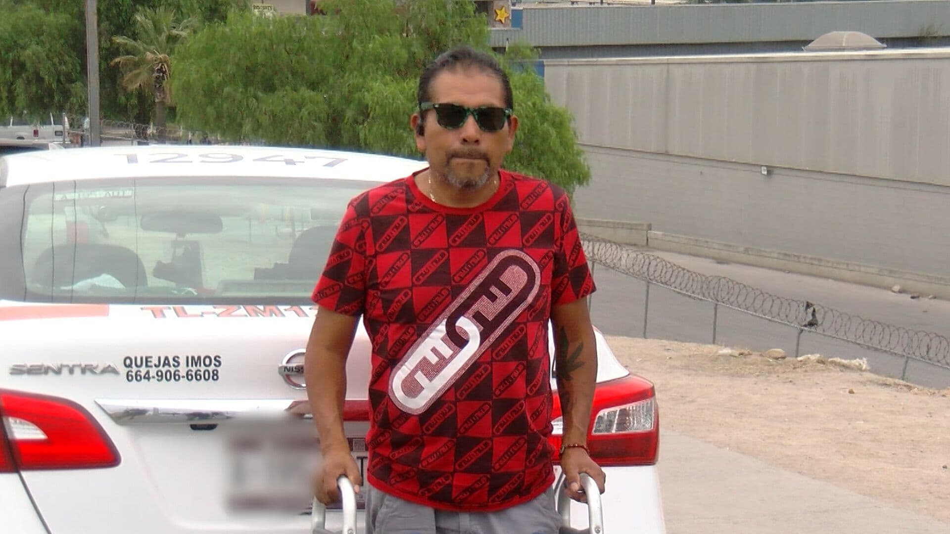 Taxista de Tijuana Pide Apoyo para Comprar Prótesis y Seguir Apoyando a Adultos Mayores