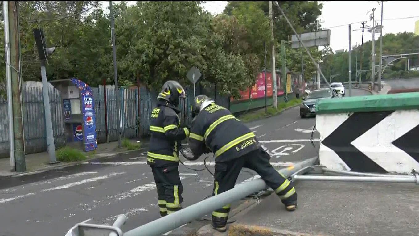Cae Poste de Alumbrado y Provoca Afectaciones Viales en Viaducto Miguel Alemán