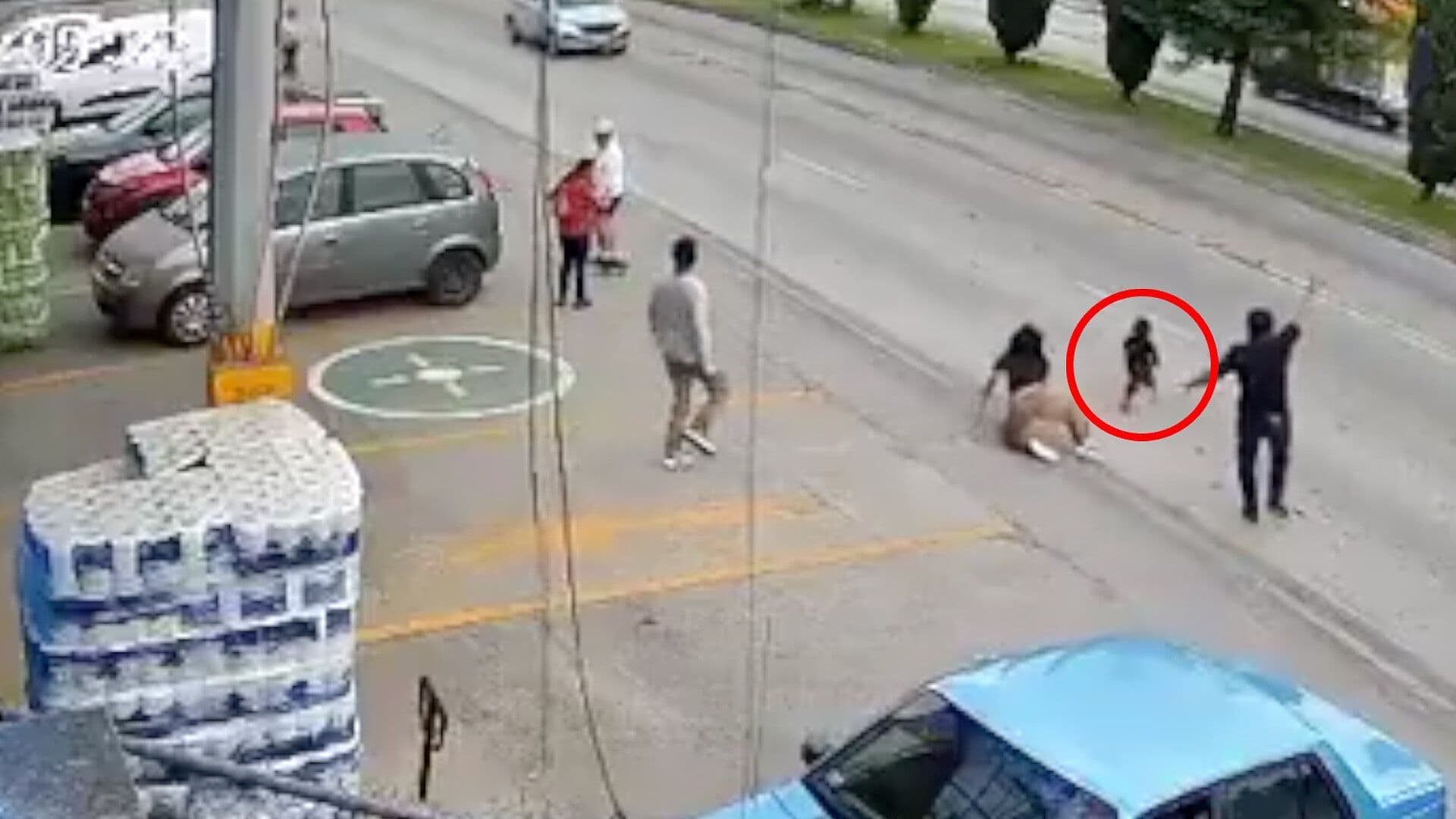 Video Niña Casi Atropellada Salvada por Comerciante Abarrotes 11 Sur Puebla