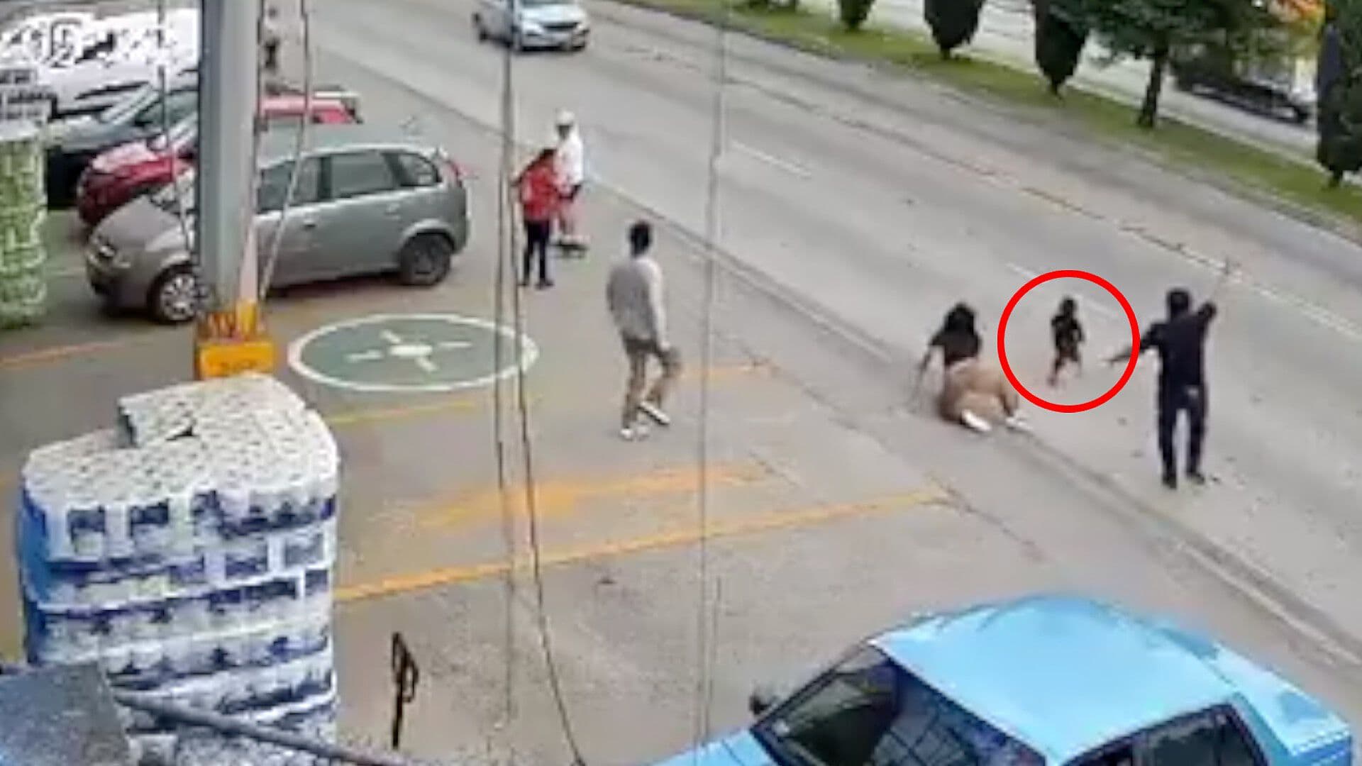 Video Niña Casi Atropellada Salvada por Comerciante Abarrotes 11 Sur Puebla