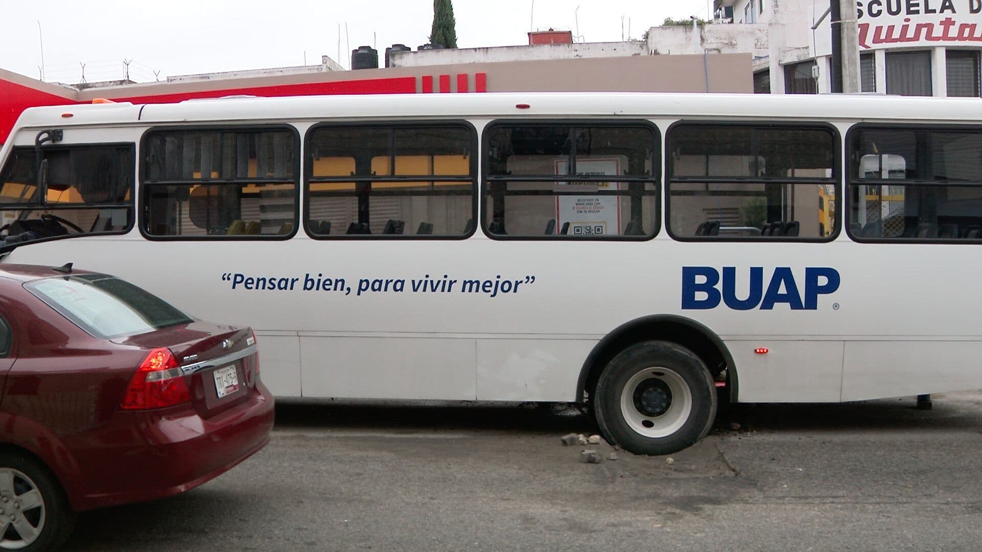 Camión Transporte Universitario BUAP Atascado en Zanja 27 Poniente 16 Septiembre Puebla