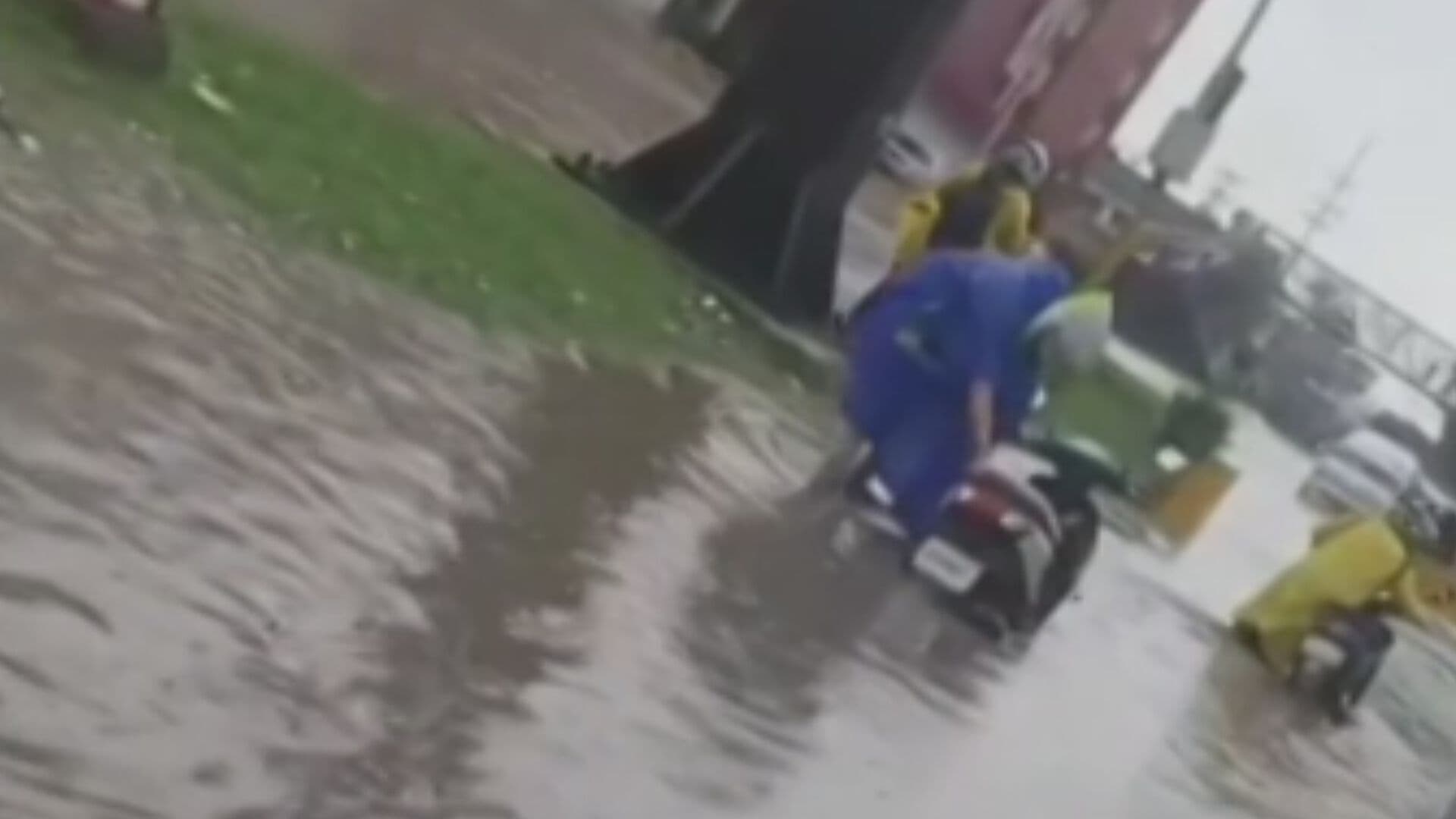 Video: Vehículos Quedan Varados por Inundaciones en Los Reyes La Paz, Edomex