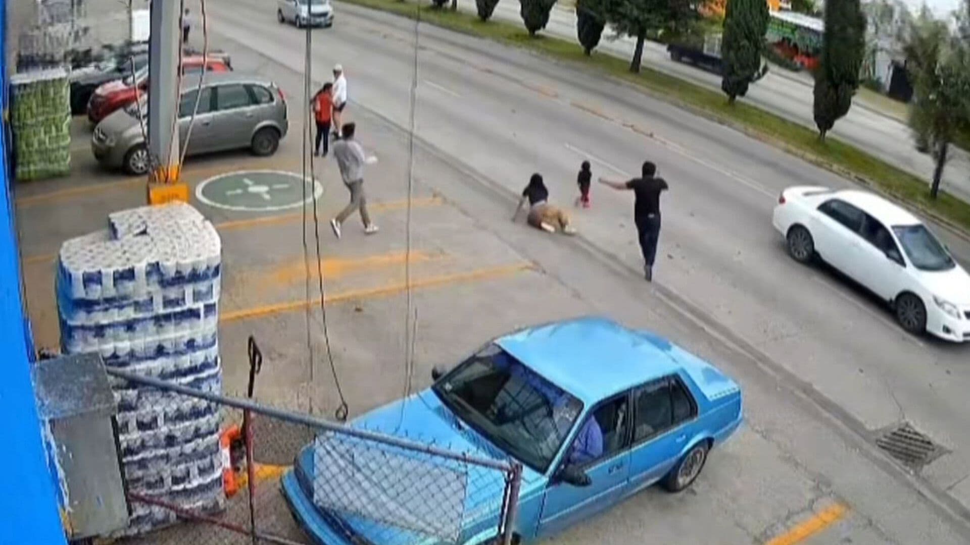 Empleado Salva a Niña de Ser Atropellada en la 11 Sur en Puebla; Todo en Video
