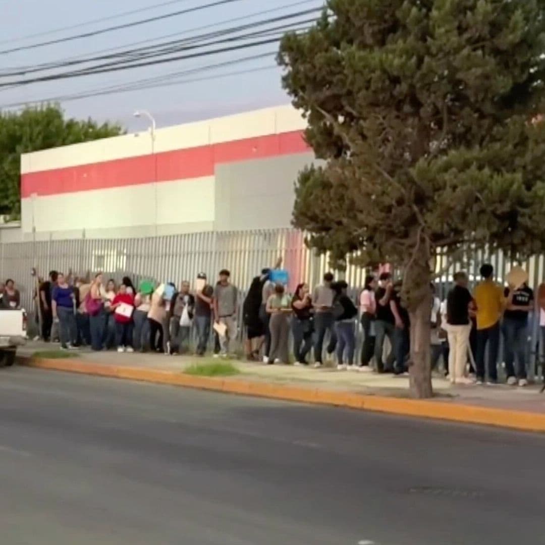 300 Personas Hacen Filas Afuera de Maquiladora de Juárez para Conseguir Empleo
