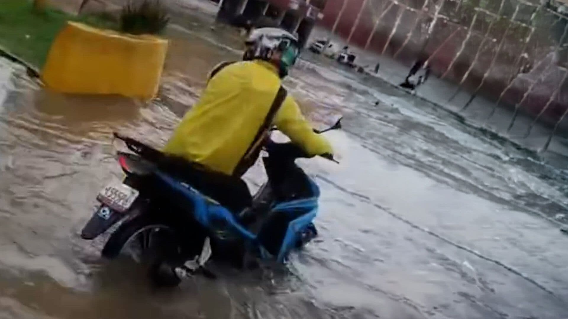 Autos Quedan Varados por Inundaciones en Edomex
