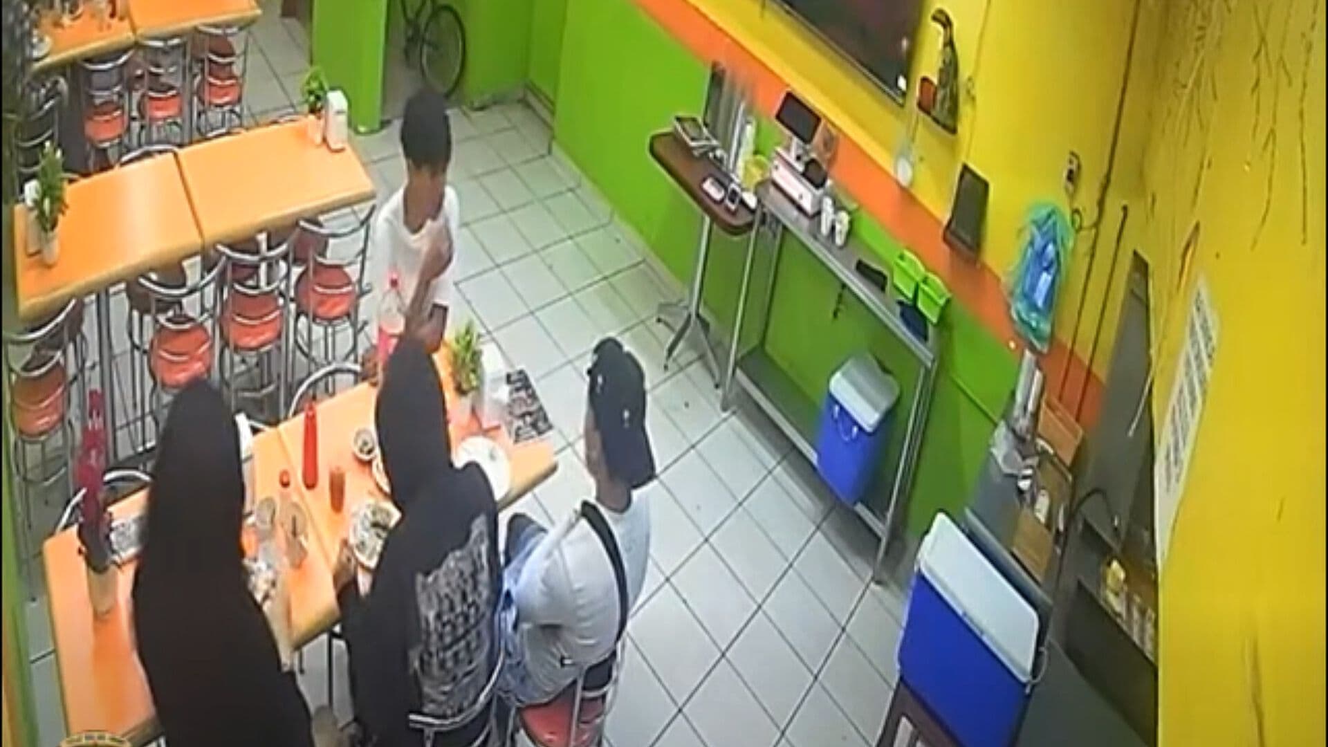 Video: Jóvenes Se Fueron sin Pagar de Taquería de Guanajuato