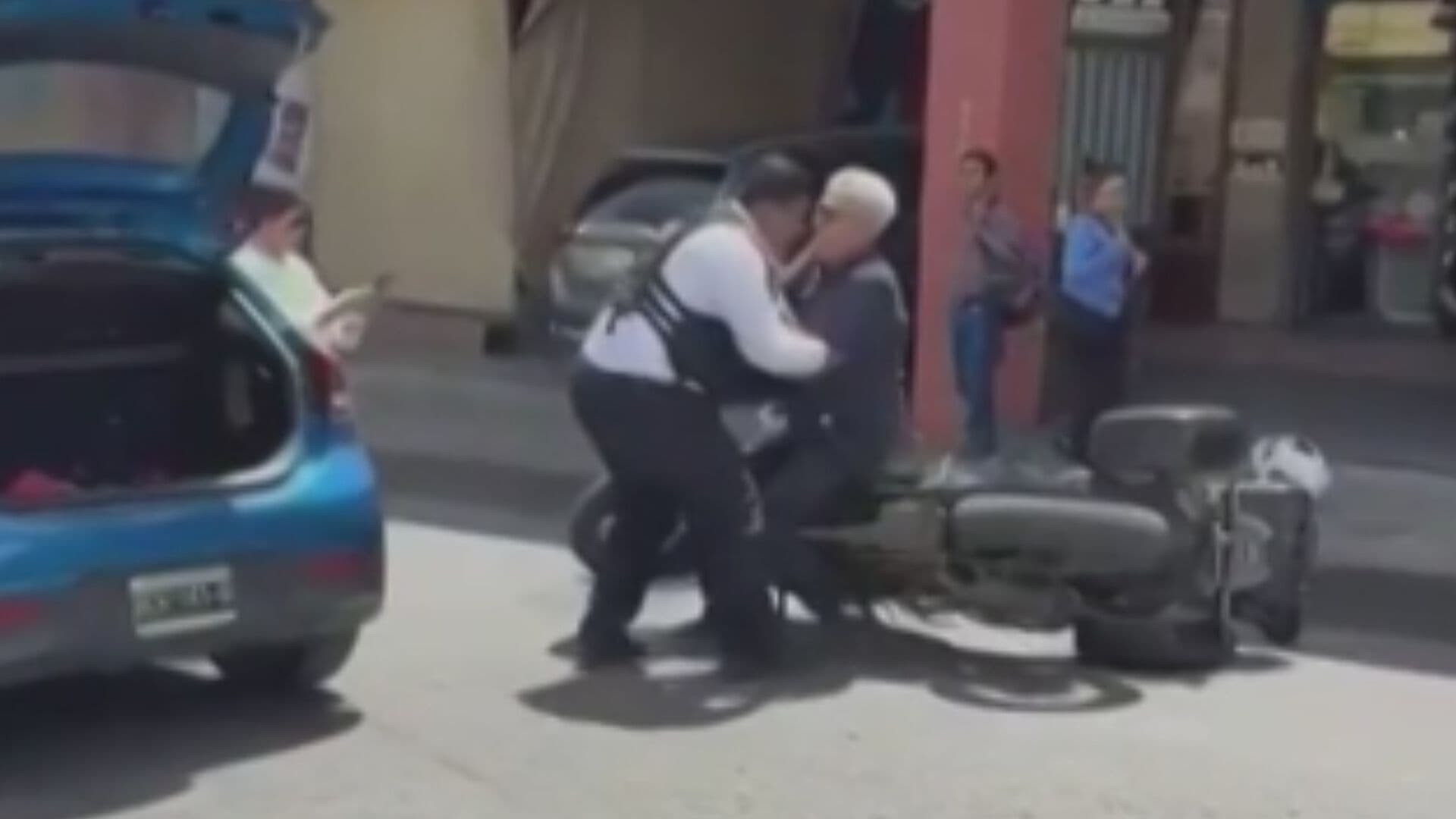 Video: Policía y Adulto Mayor se Enfrentan a Golpes en Cuernavaca, Morelos
