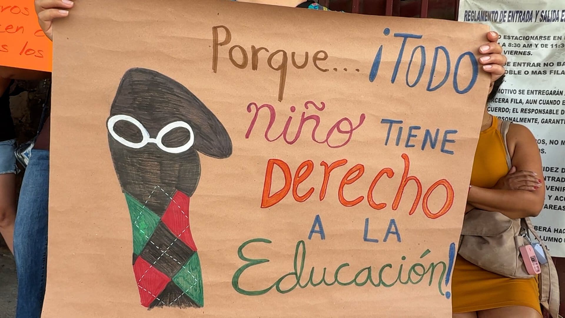 Padres de Familia Protestan en Primaria Justo Sierra en Ensenada, BC