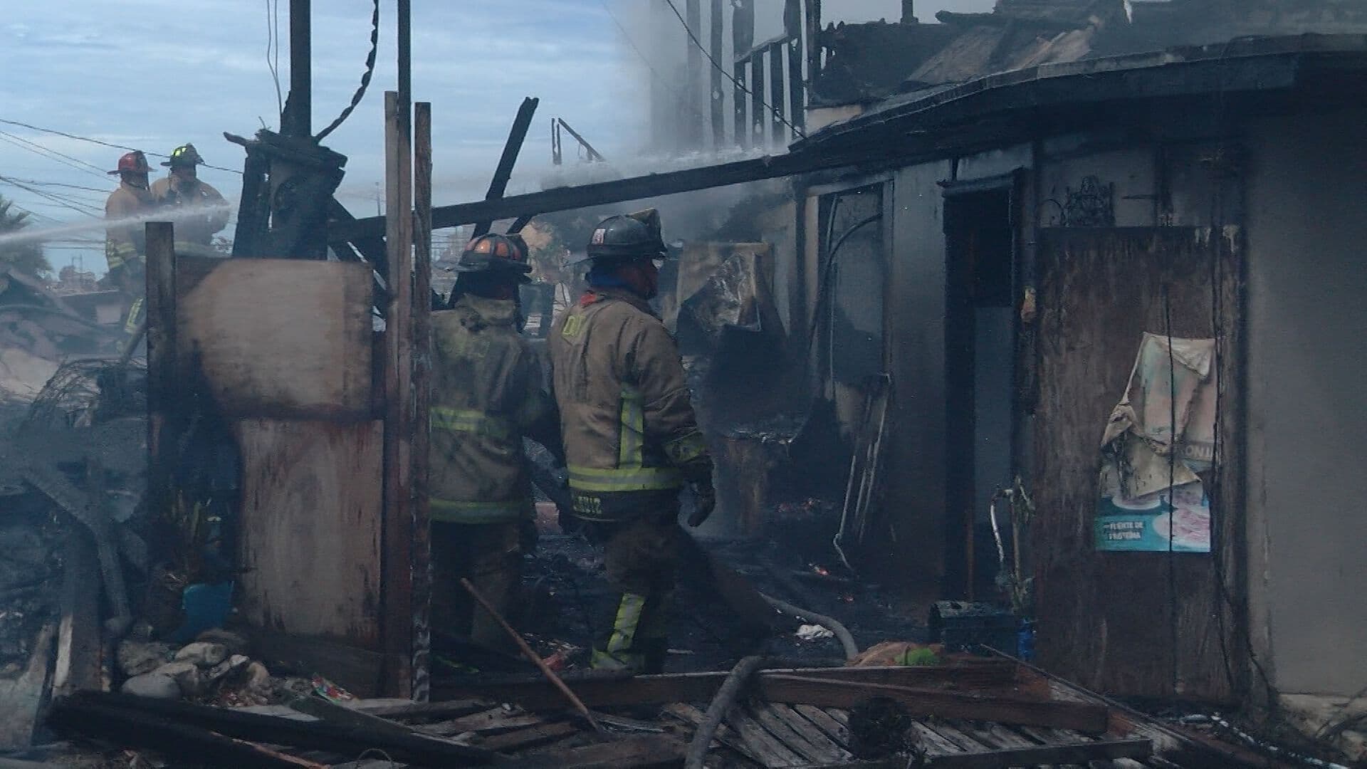 Bombera Resulta Lesionada Durante Incendio que Consumió Dos Viviendas en Tijuana