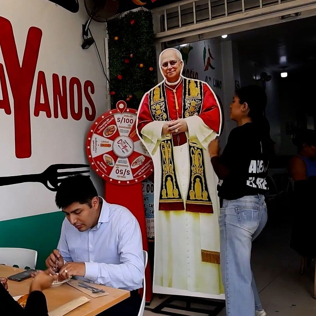 Decoran Restaurante en Honor al Papa León XIV