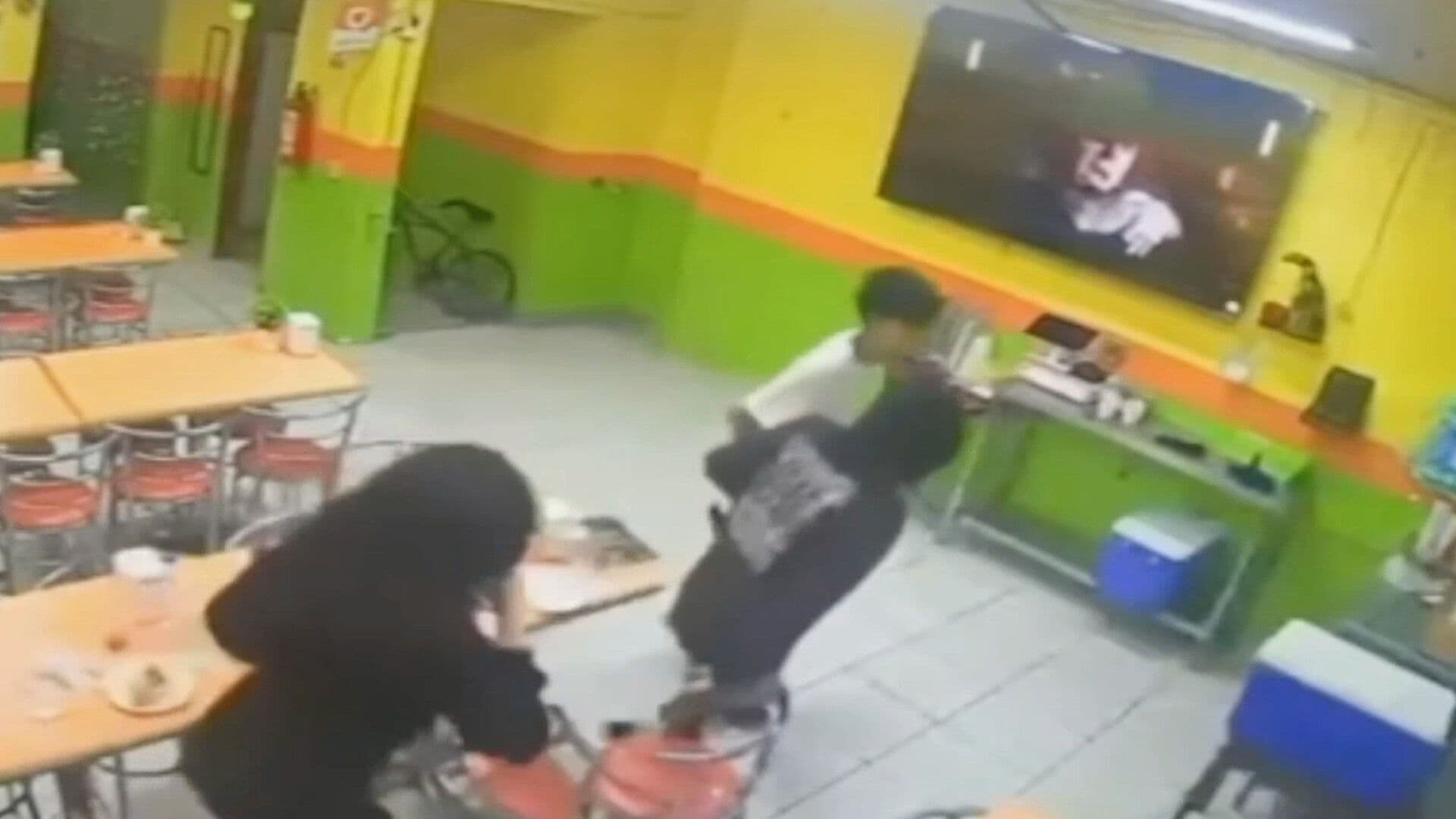 Captan a Jóvenes Salirse Sin Pagar de Una Taquería en Celaya Guanajuato