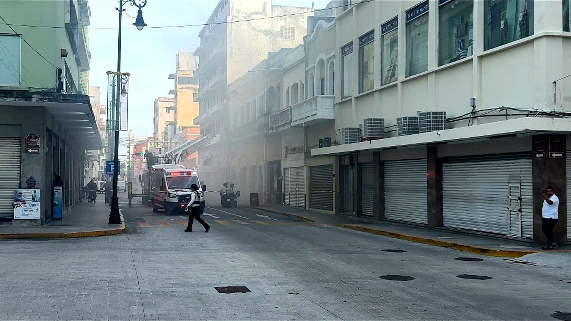 Bomberos Controlan Incendio en Zapatería del Centro de Veracruz