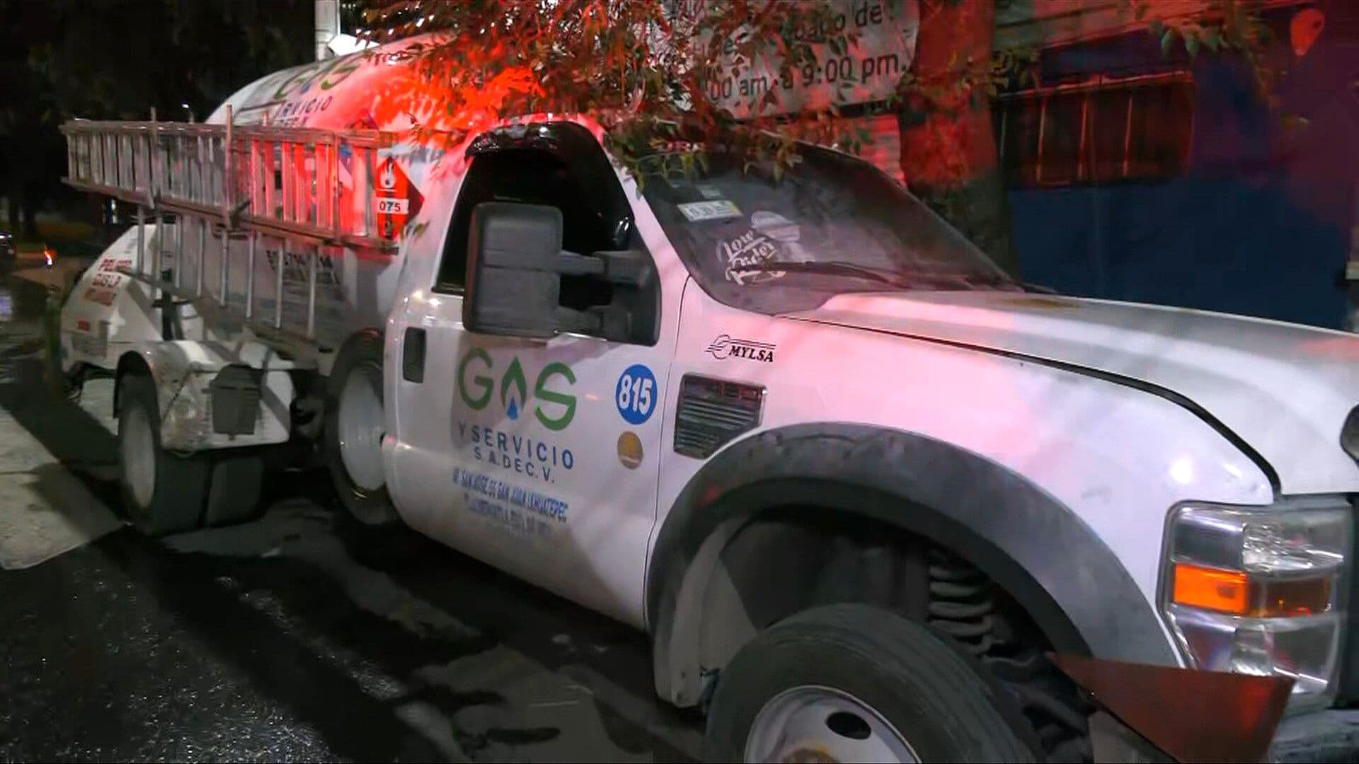 Cortocircuito Provoca Incendio de Pipa cerca de La Raza, CDMX