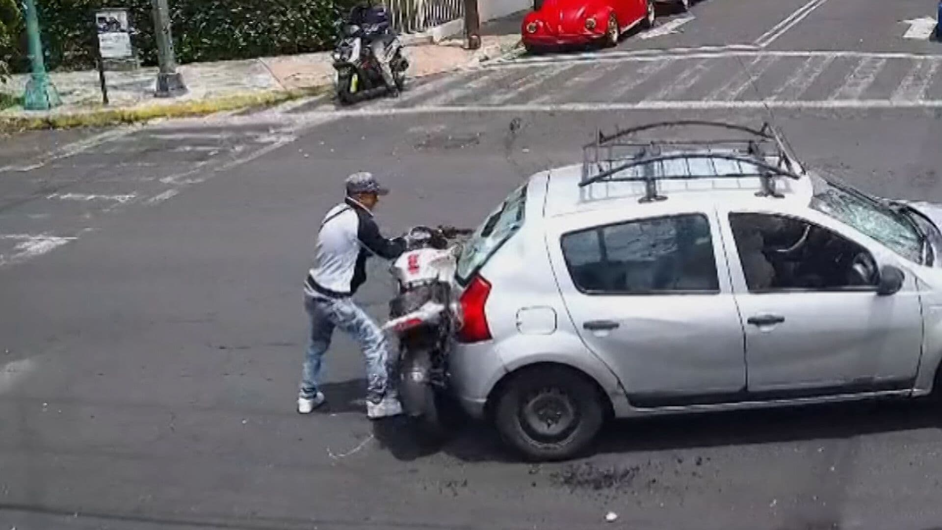 Conductor y Automovilista Pelean en Plena Calle