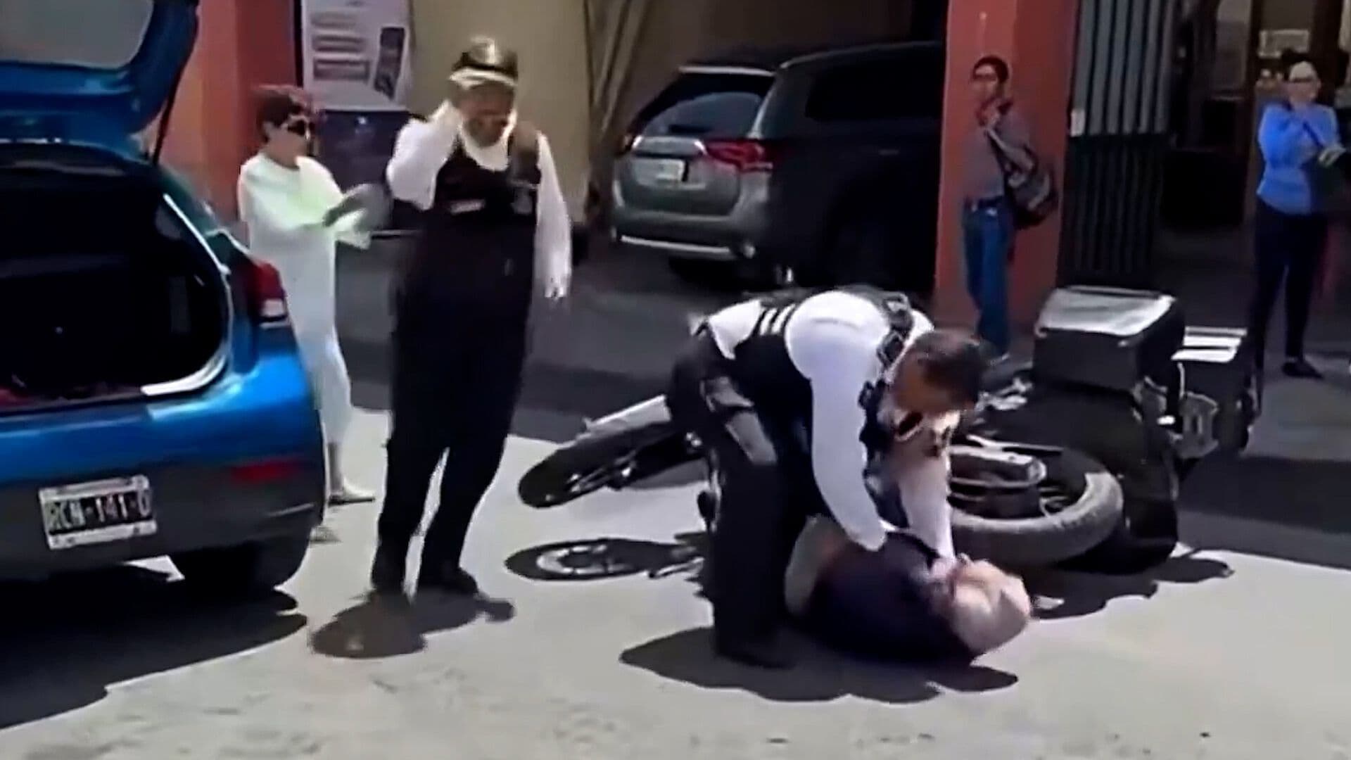 Pelea entre Policía y Adulto Mayor