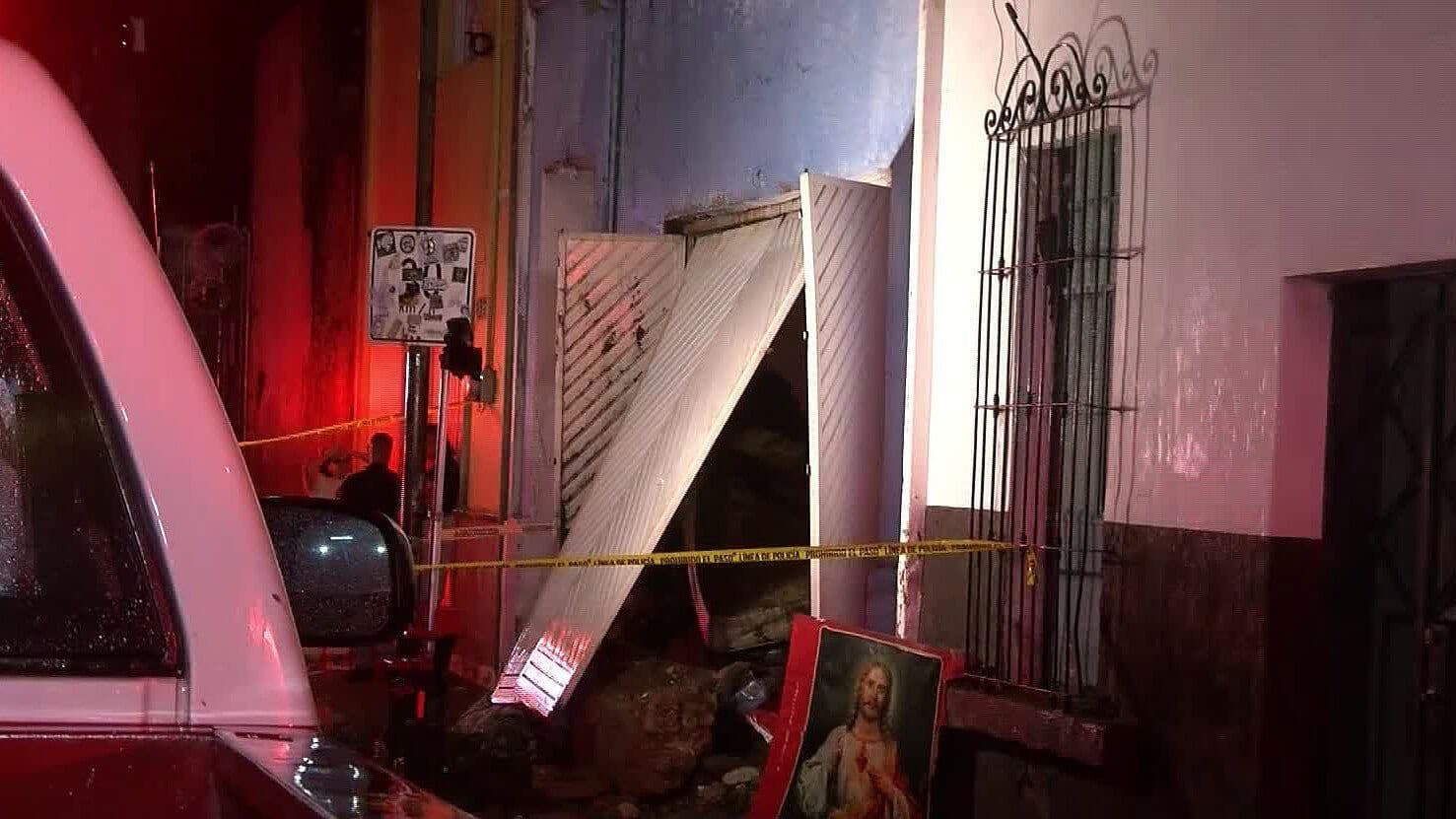 Pareja de Adultos Mayores Queda Atrapada Tras Derrumbe de una Casa en Guadalajara