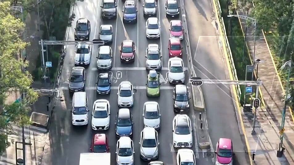 Caos Vial en Reforma y Eje 2 Norte por Semáforos Descompuestos
