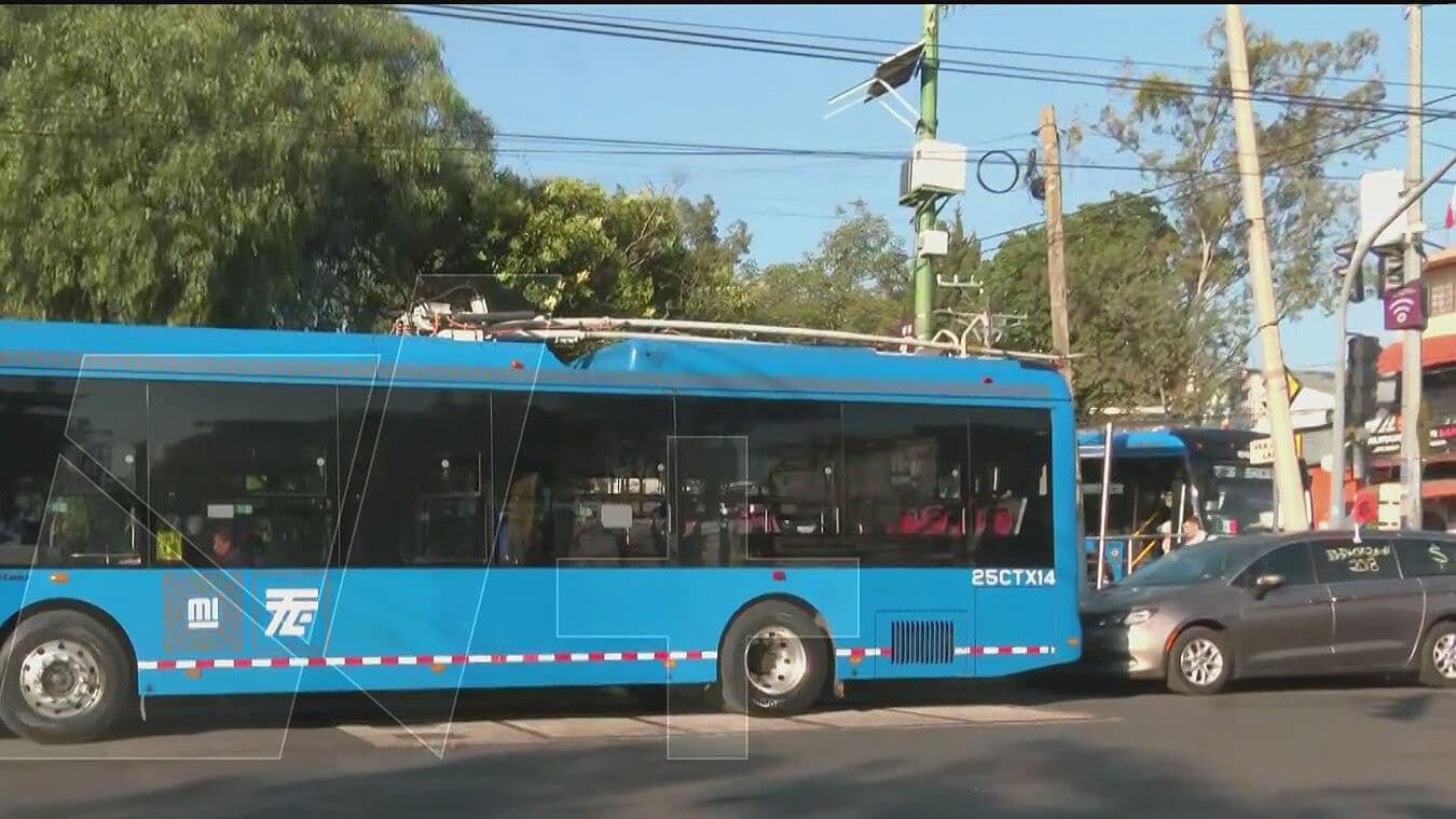 Auto Choca con Trolebús en Coyoacán, CDMX