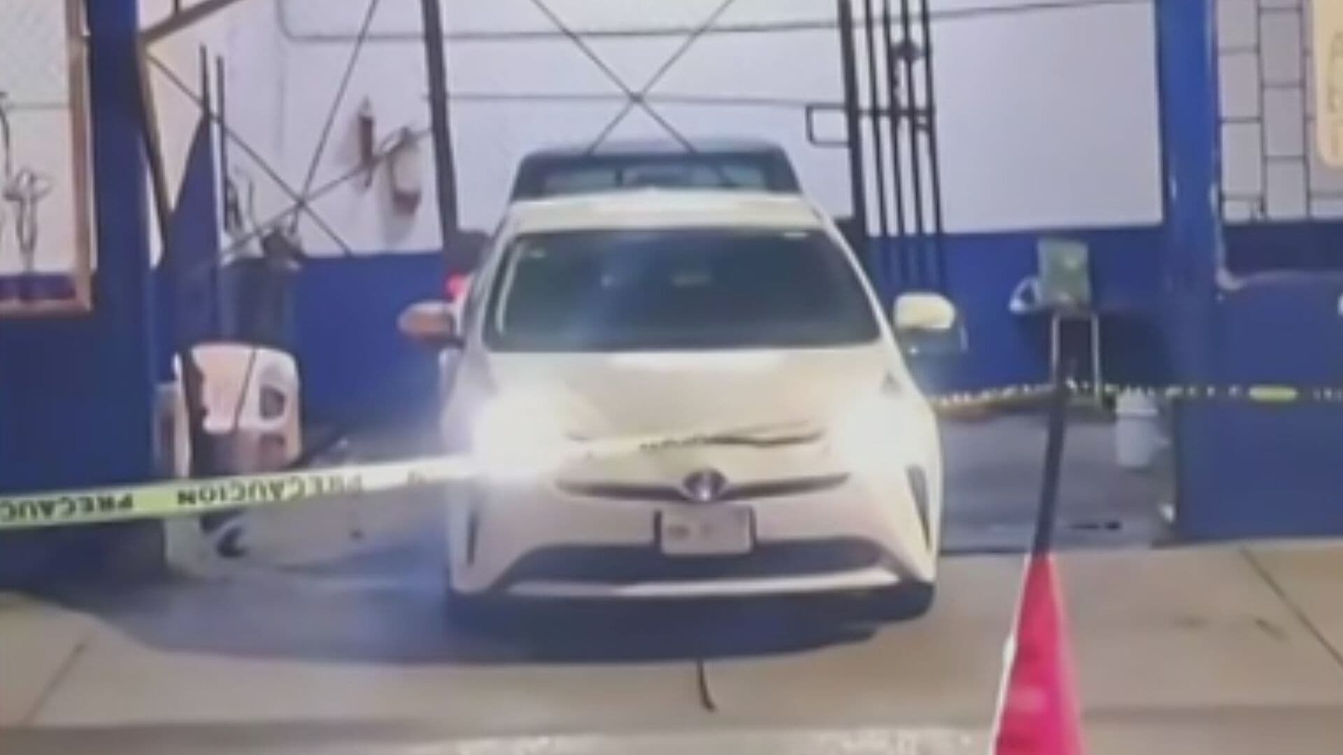 Sujetos Queman Auto y Atacan Comercio en Culiacán, Sinaloa