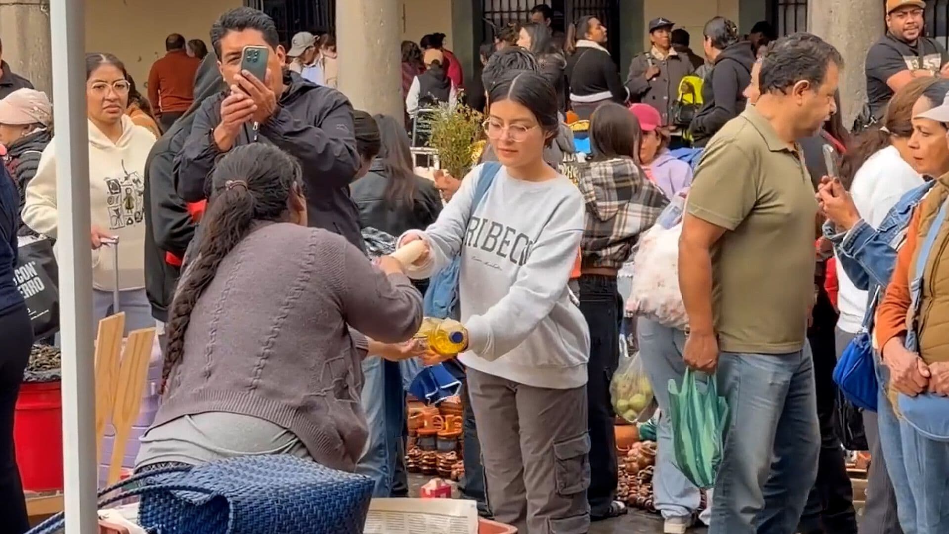 Practican Tradicional Trueque en Cholula