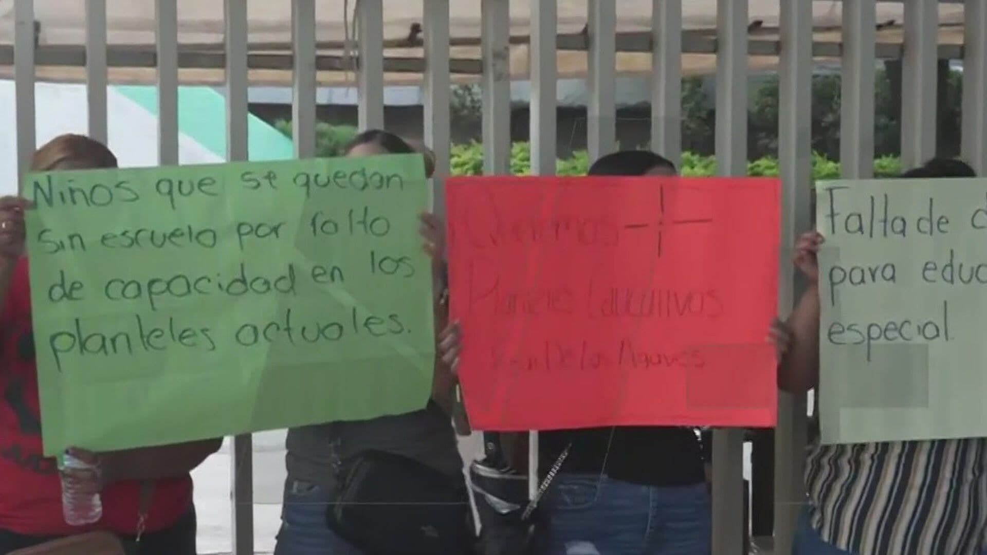 Protestan Madres de Familia en Secretaria de Educación en Monterrey