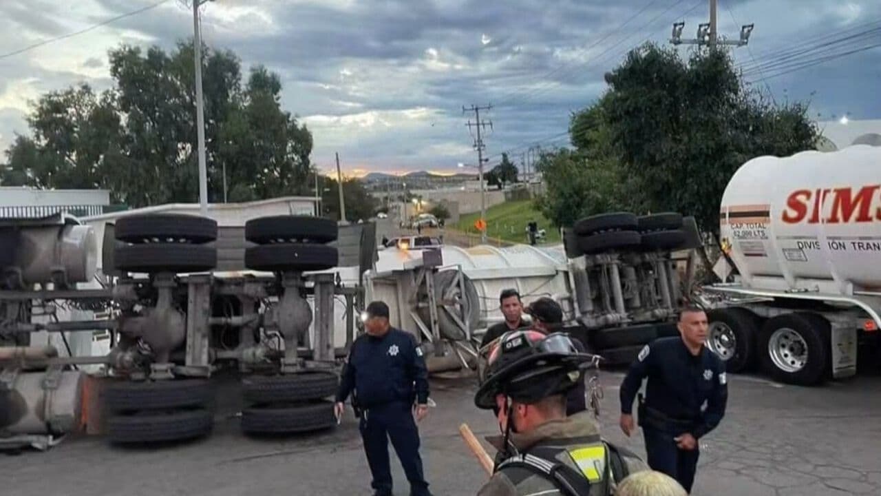 Vuelca Pipa con Gasolina y Provoca Derrame en Nogales, Sonora