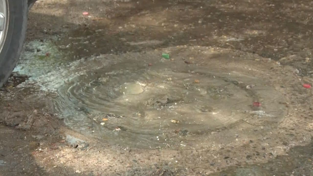 Vecinos Denuncian Fuga de Drenaje Frente a Escuela en Los Jardines, en Hermosillo