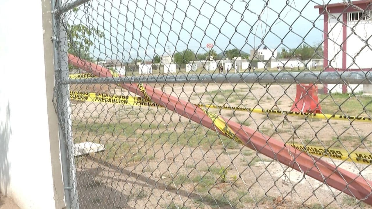Cae Poste de Alumbrado Dentro de Primaria en la Colonia Jacinto López en Hermosillo