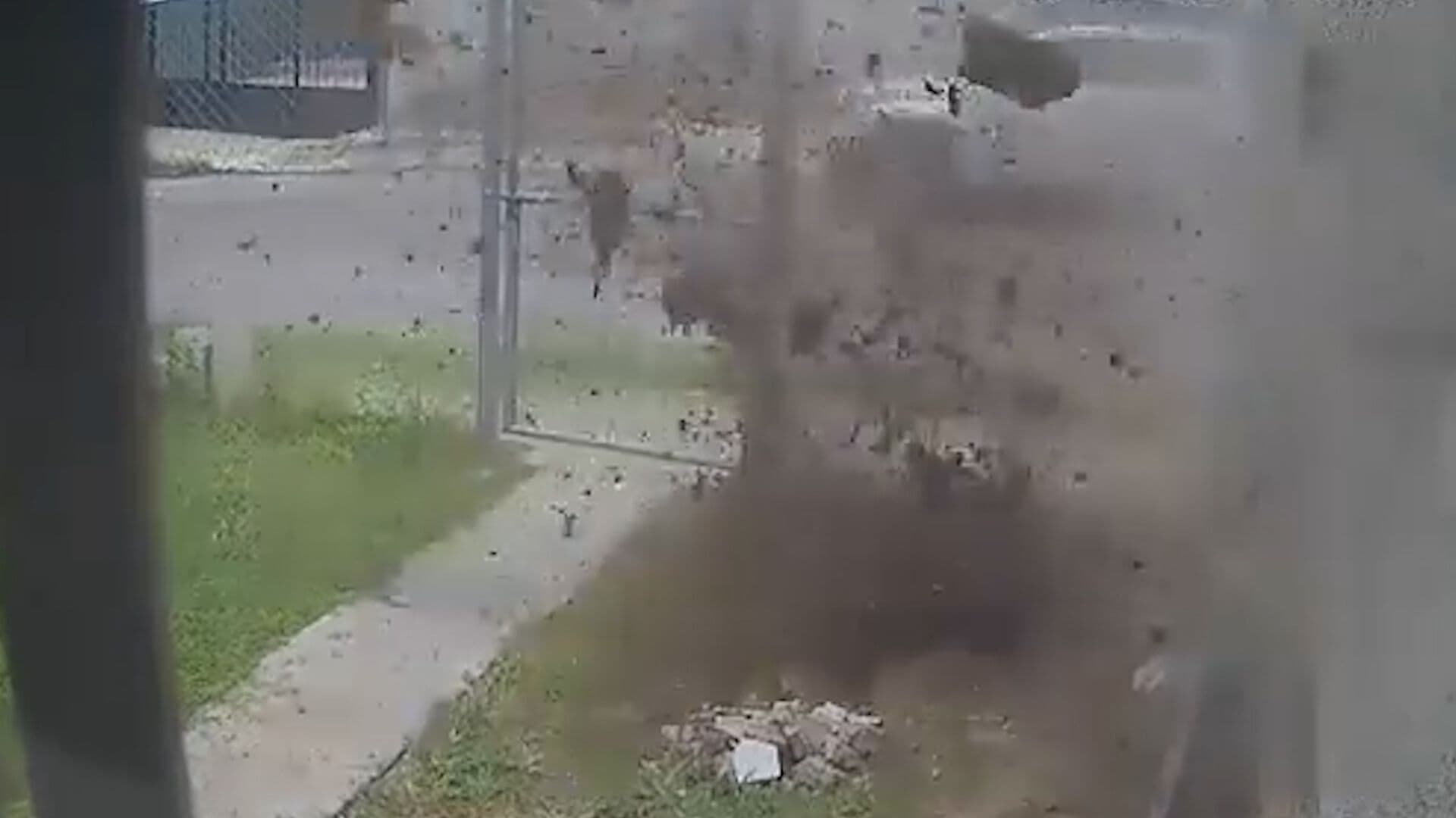 10 Coladeras Explotan por Acumulación de Gas Metano y Quema de Basura